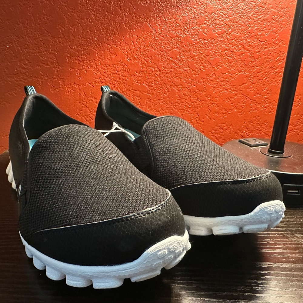 Skechers Air-Cooled Memory Foam Slip-ons Women’s Size 10 - NEW